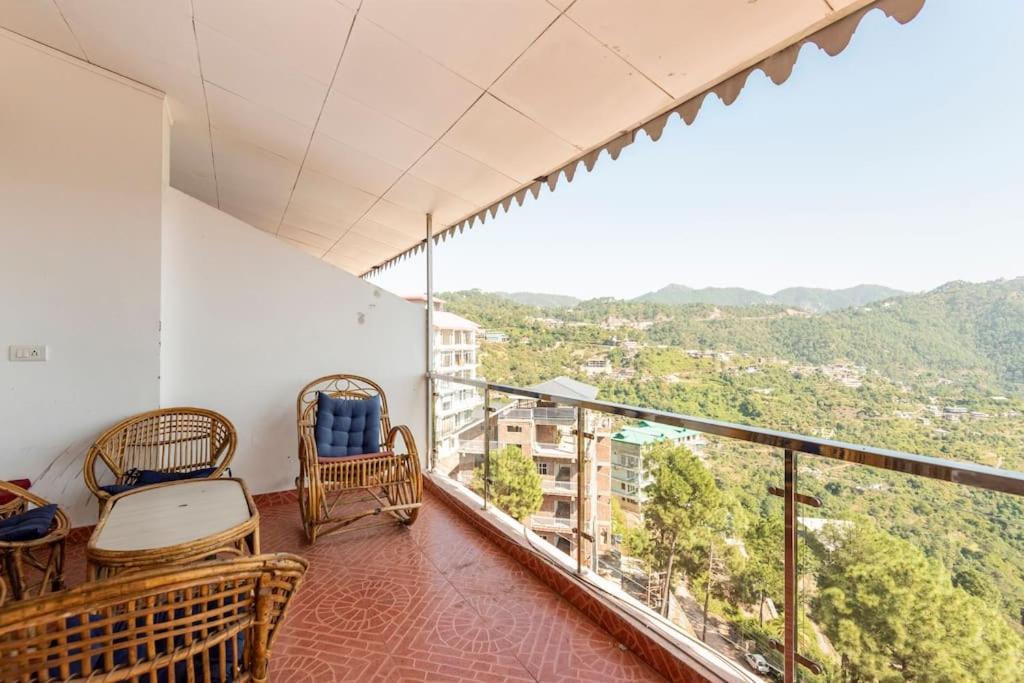 Kasauli Edge Apt With Balcony Ngoại thất bức ảnh