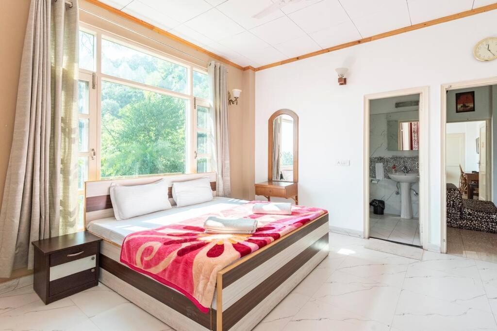 Kasauli Edge Apt With Balcony Ngoại thất bức ảnh